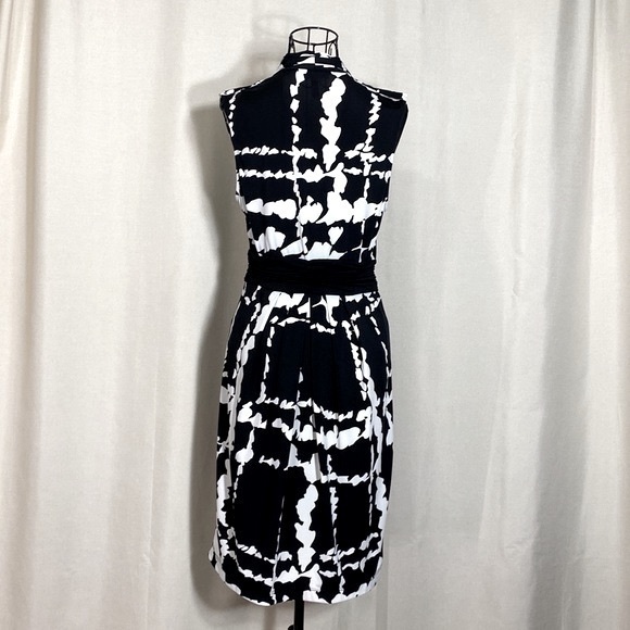 BCBMAXAZRIA Abstract Print Twist Front Sleeveless Dress - Picture 5 of 10